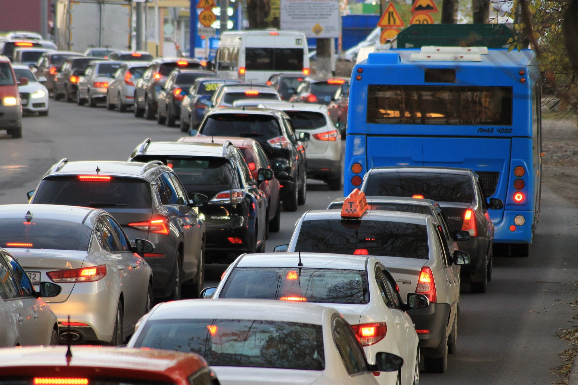 Les embouteillages dans les grandes villes causant de la pollution