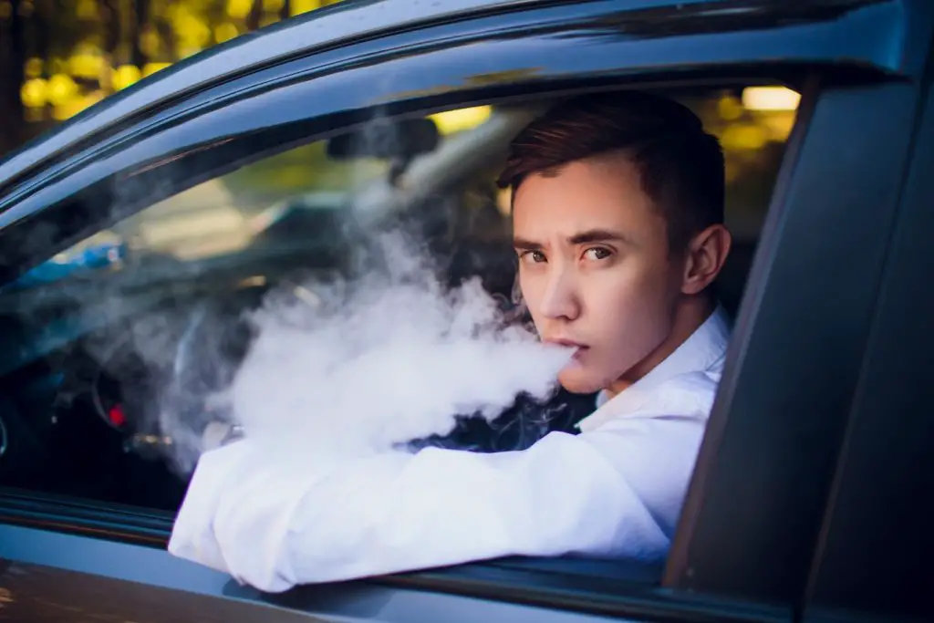 un homme qui fume du cannabis au volant